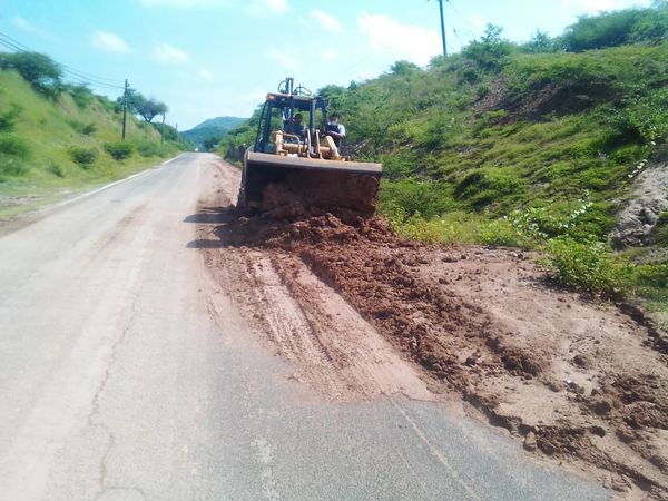 AYUNTAMIENTO CONTINÚA CON LIMPIEZA DE CARRETERAS POR LLUVIAS EN TLALTIZAPÁN.