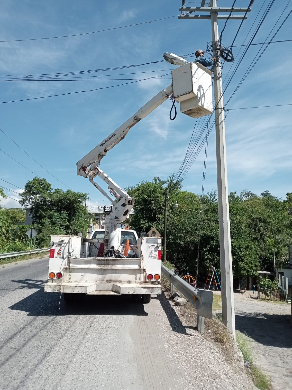 EL GOBIERNO MUNICIPAL SIGUE CON EL MANTENIMIENTO AL ALUMBRADO PÚBLICO.