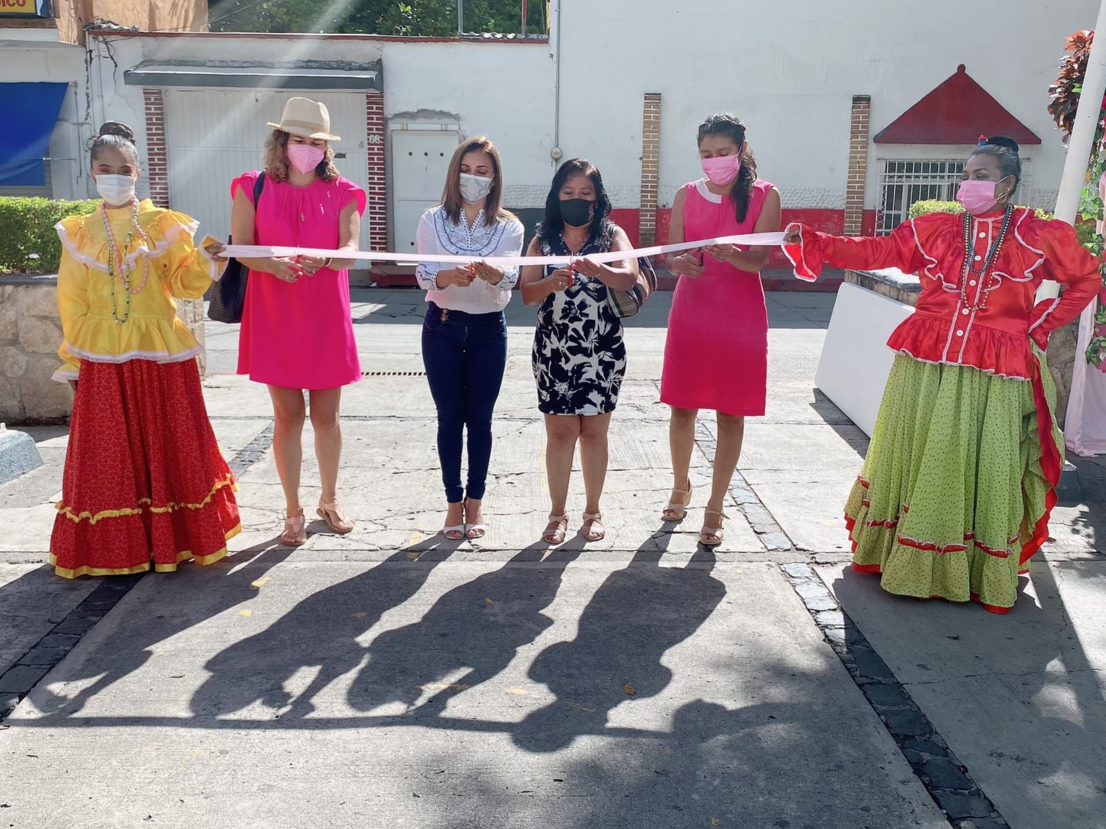 SE REALIZÓ CORTE DE LISTON DEL BAZAR-EMPRENDE POR EMPODERANDO MUJERES.