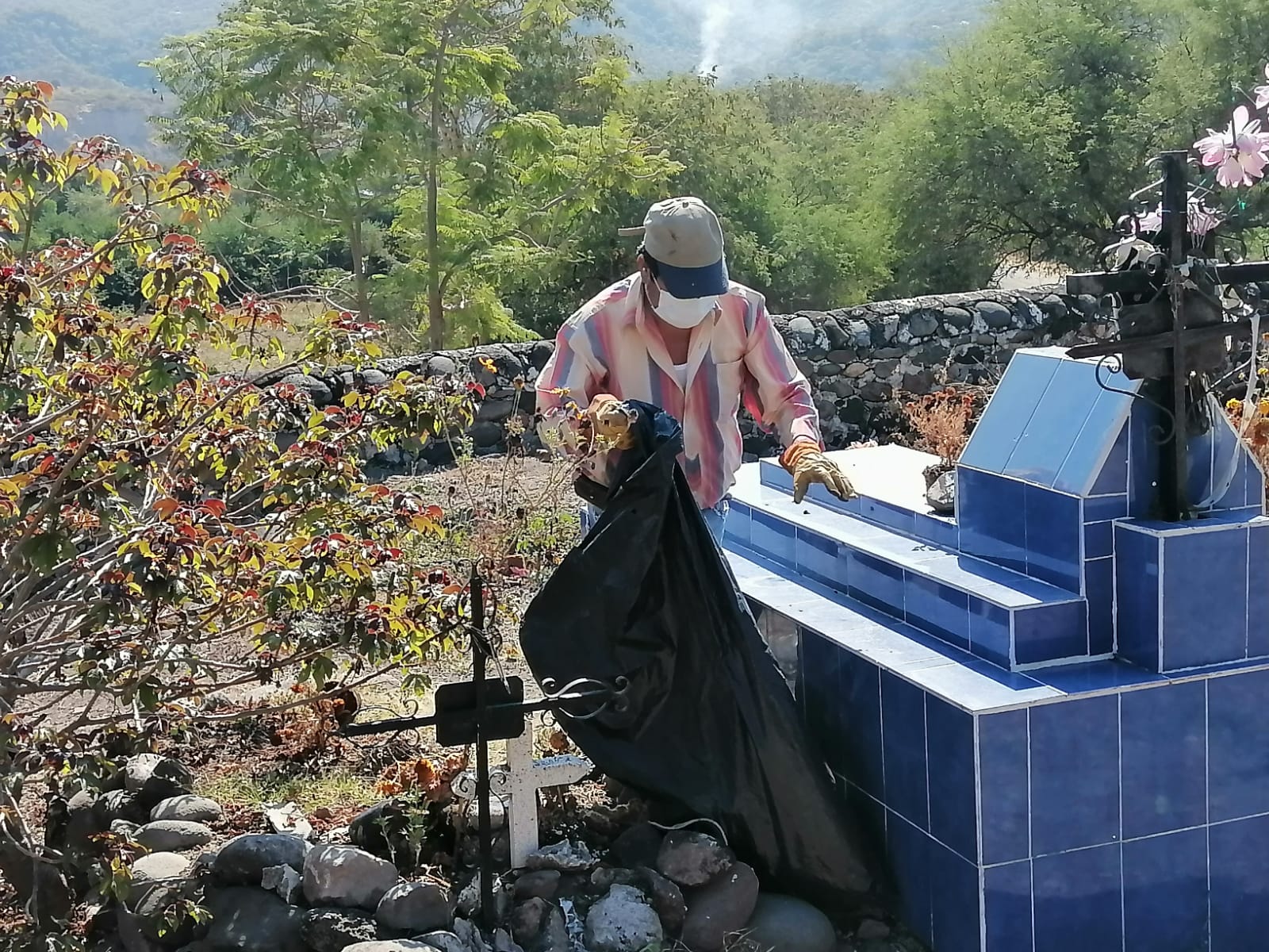 CONTINÚAN TRABAJOS DE DESCACHARRIZACIÓN EN PANTEONES DE TLALTIZAPÁN.