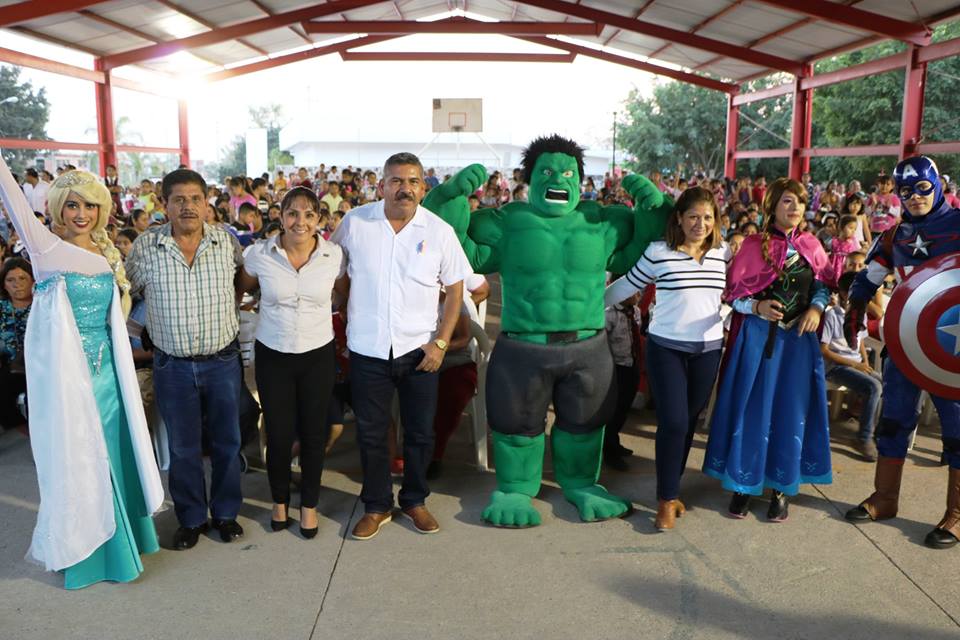 EL DIF MUNICIPAL Y EL AYUNTAMIENTO FESTEJARON EL DÍA DE REYES  SANTA ROSA TREINTA Y COLONIAS ALEDAÑAS.