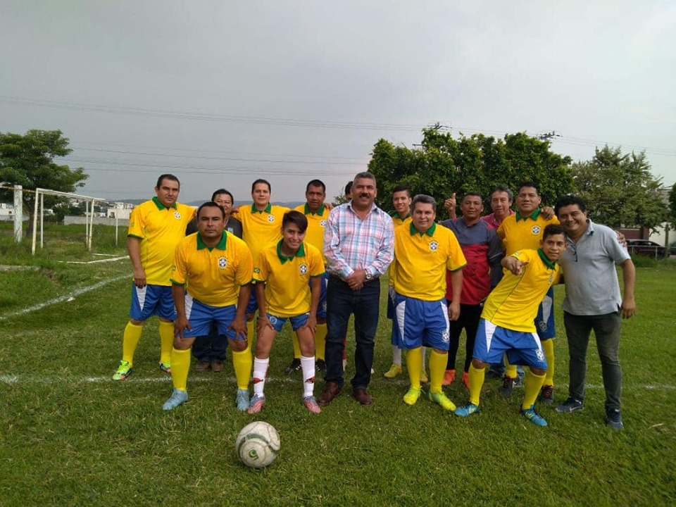 EL PRESIDENTE HACE ENTREGA DE UNIFORMES DEPORTIVOS.