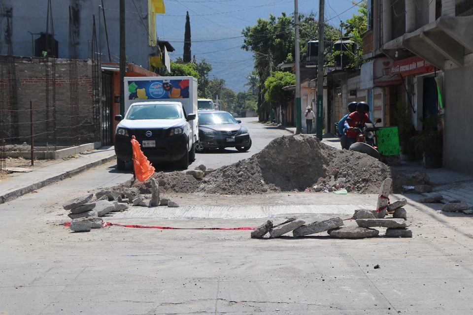 OBRAS PUBLICAS TRABAJANDO EN AV. 5 DE FEBRERO DE TLALTIZAPÁN.