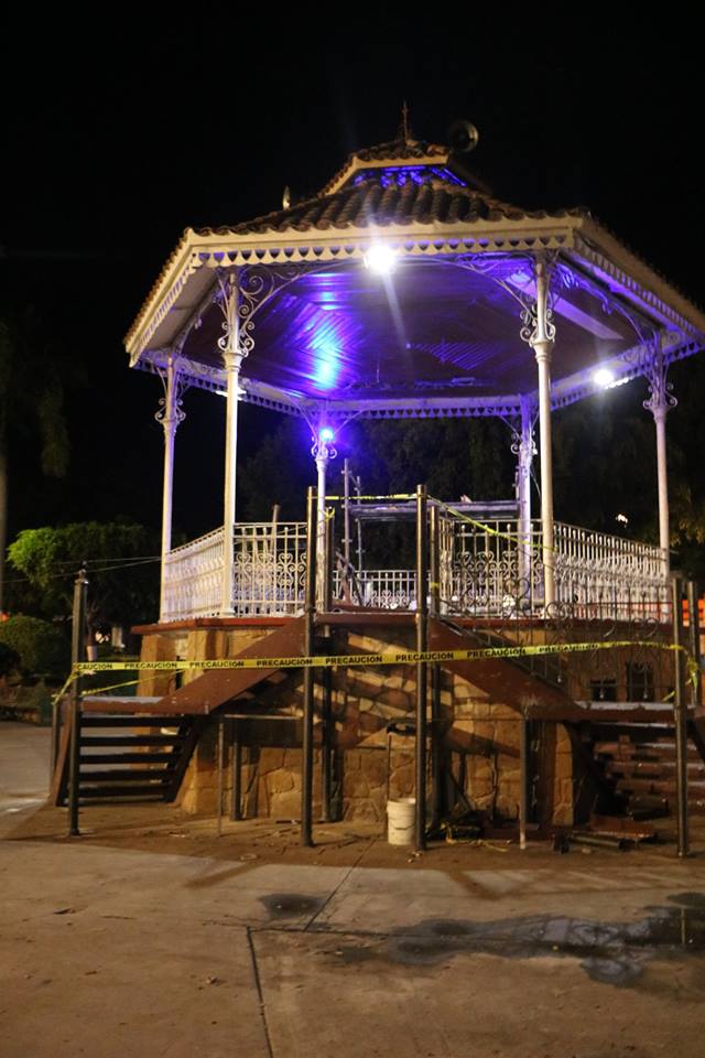 SE CONSTRUYEN ESCALERAS AL KIOSCO DE LA CABECERA MUNICIPAL.