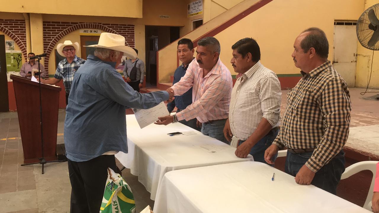 ENTREGA EL AYUNTAMIENTO SEMILLAS DE SORGO Y MAÍZ A EJIDATARIOS PARA EL CICLO PRIMAVERA VERANO.