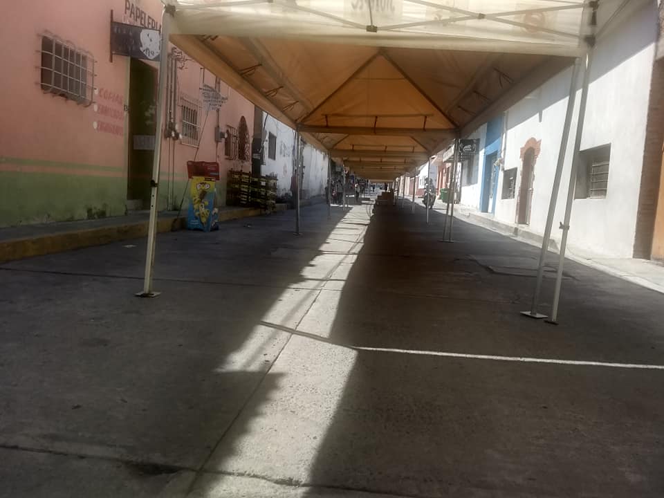 SE PREPARAN LOS STANDS PARA LA FERIA ARTESANAL.