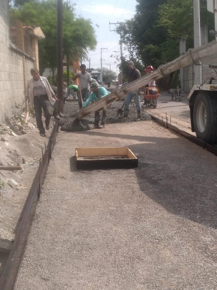 AVANCES DE LA PAVIMENTACIÓN DE LA CALLE AZTLÁN.