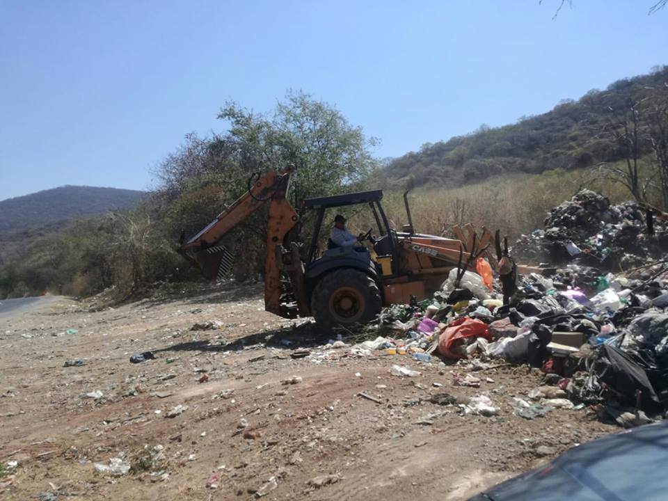 APOYO EJIDO DE TLALTIZAPÁN CON RETROEXCAVADORA PARA LIMPIEZA DE TRAMO CARRETERO A SAN RAFAEL.