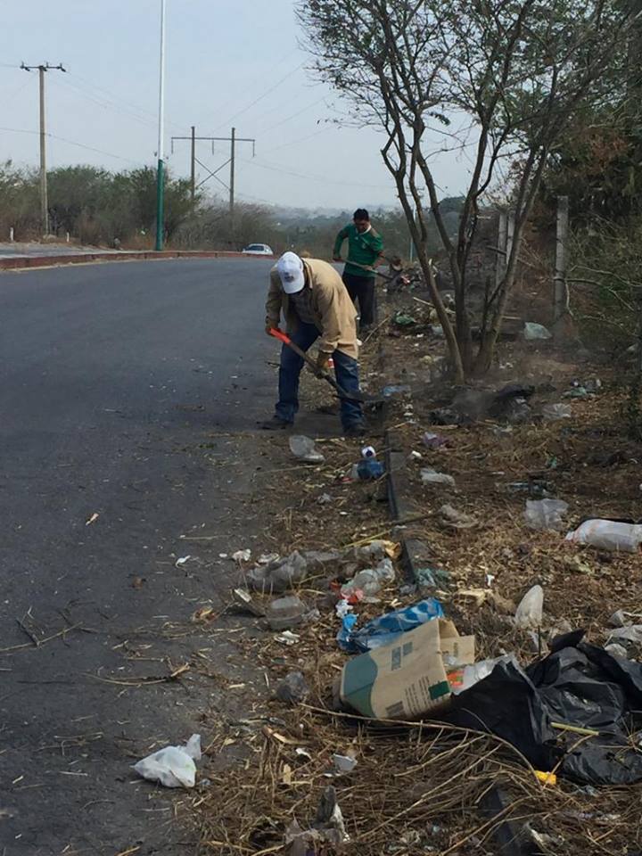 LIMPIEZA A ORILLAS DE LA CARRETERA ZACATEPEC-XOCHITEPEC EN SANTA ROSA TREINTA.