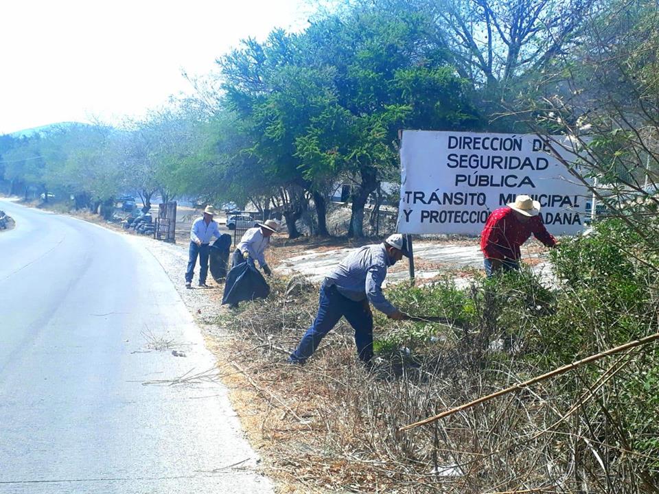 SERVICIOS PÚBLICOS TRABAJANDO EN LA LIMPIEZA DE LA CARRETERA BONIFACIO GARCÍA – TICUMÁN.