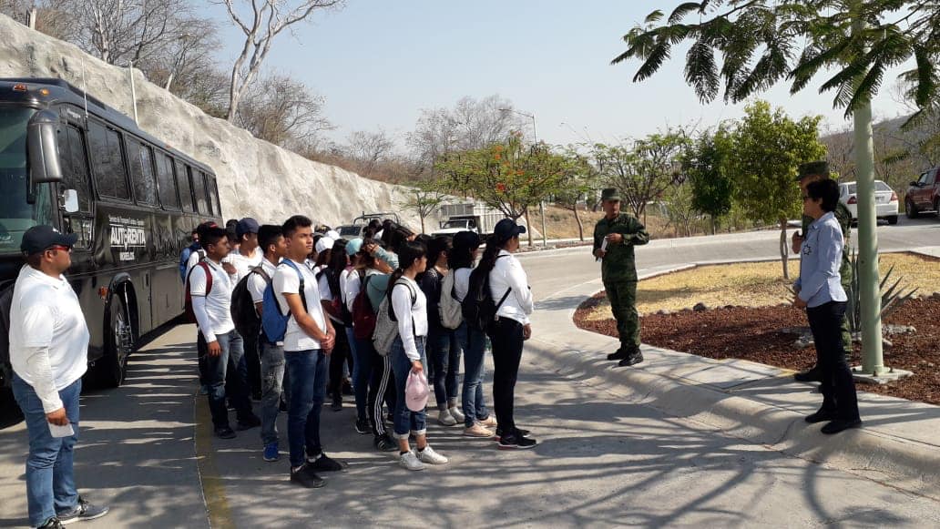 ALUMNOS DE PREPARATORIA #6 REALIZARON UNA VISITA AL 108 BATALLÓN DE INFANTERÍA “LOS LAGARTOS”.