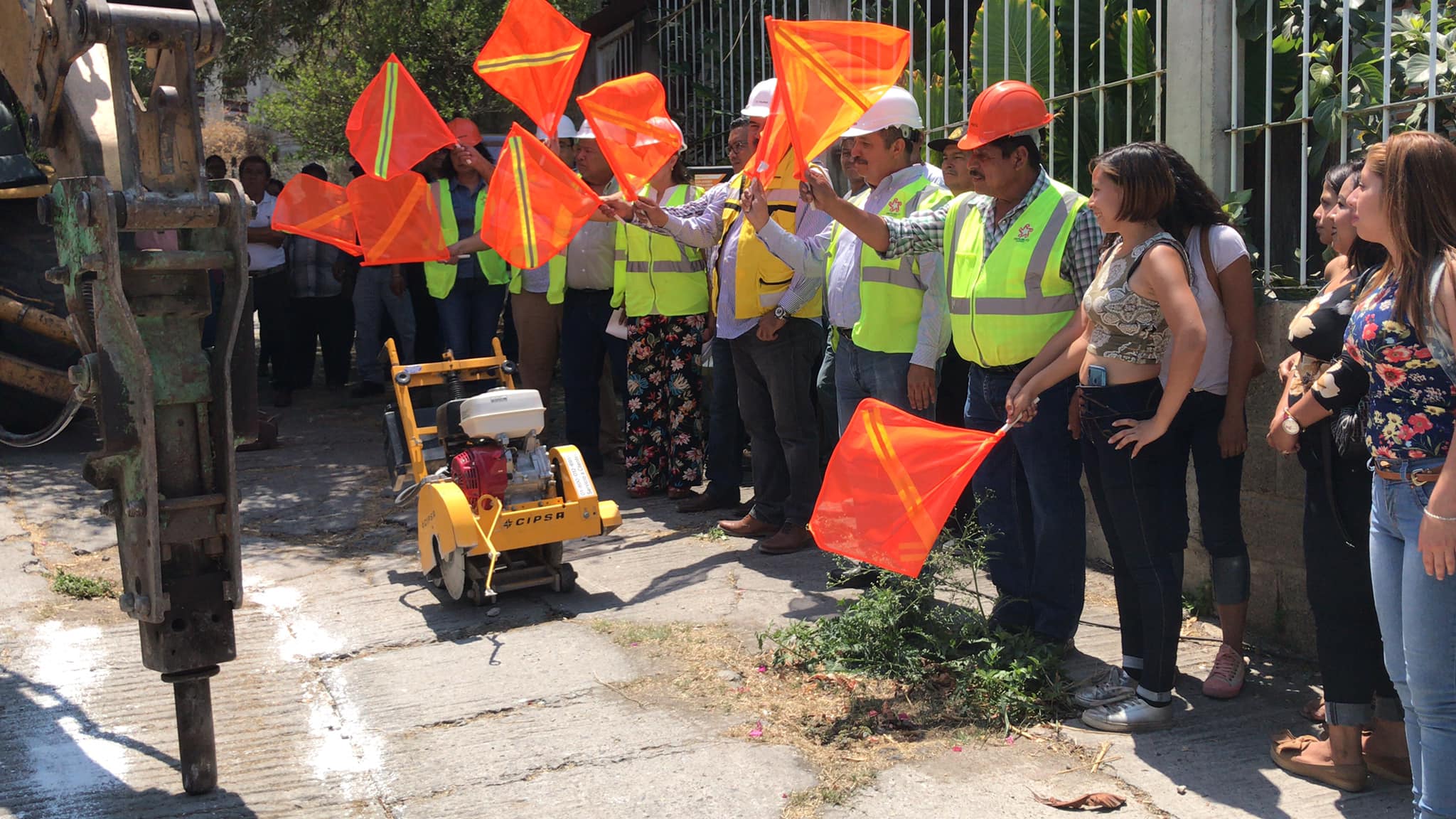 INICIARON LOS TRABAJOS DE OBRA EN COL. CARLOS PACHECO.