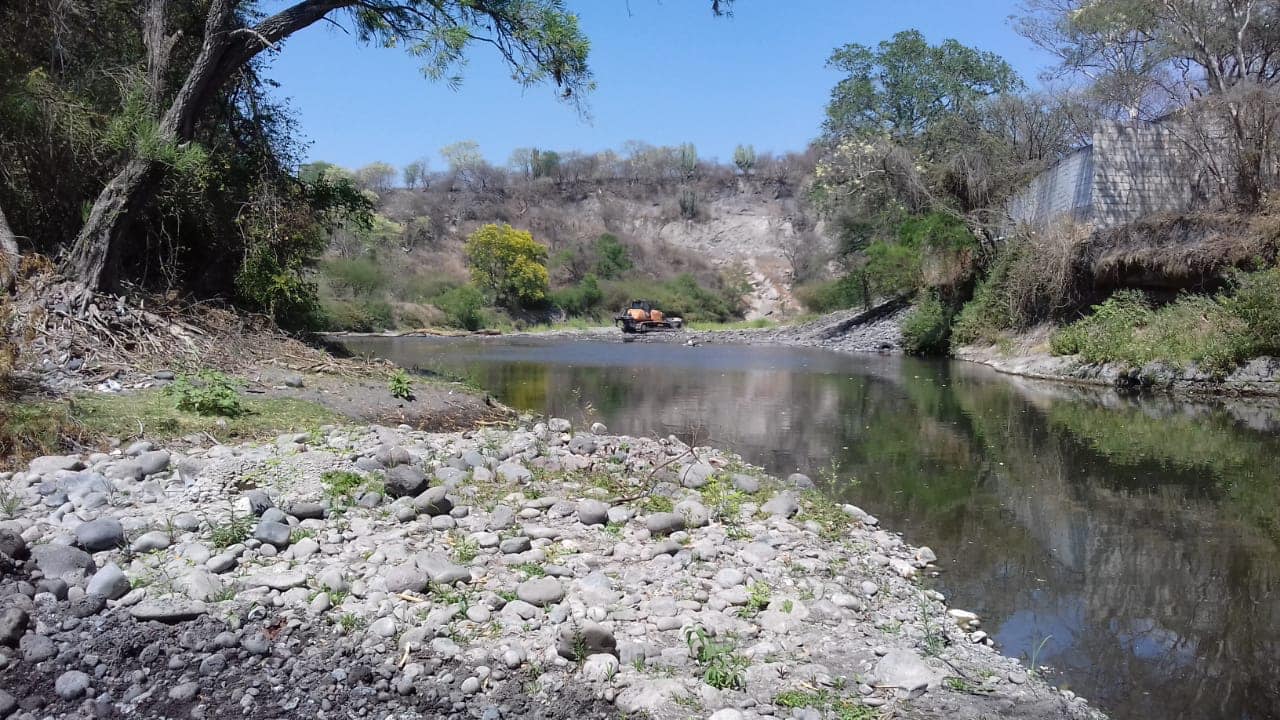 SE REALIZARÓN TRABAJOS DE DESAZOLVE EN EL RÍO CUAUTLA.