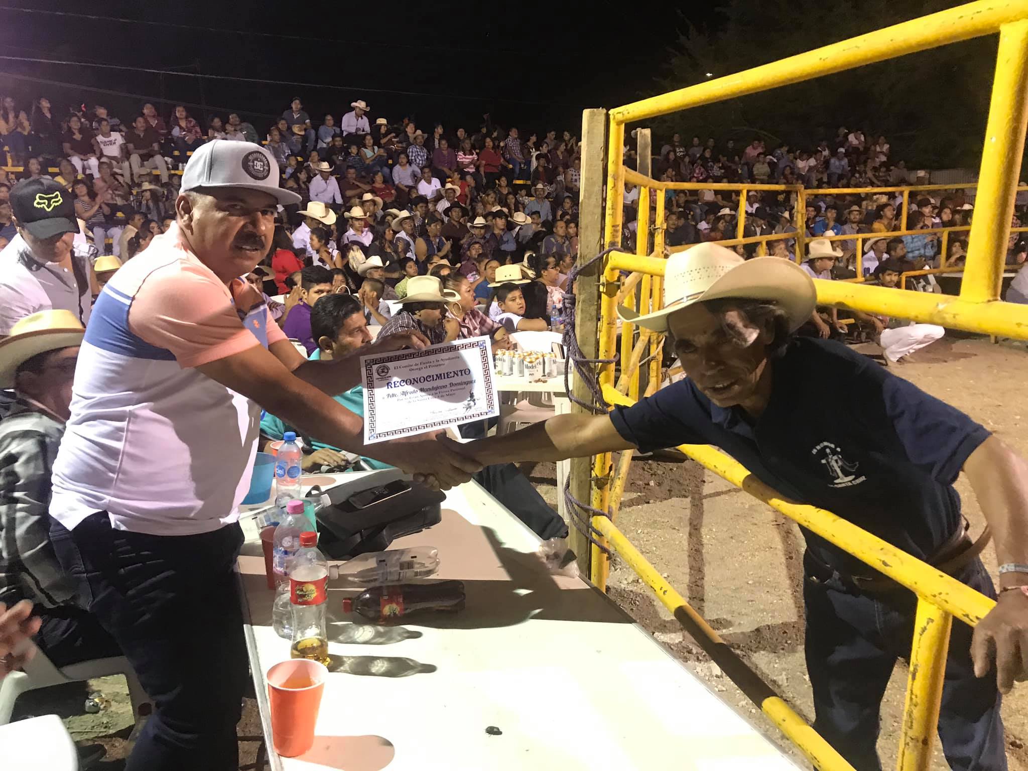 ENTREGA DE RECONOCIMIENTO AL COMITÉ ORGANIZADOR DE LA FIESTA DE LA SANTA CRUZ.