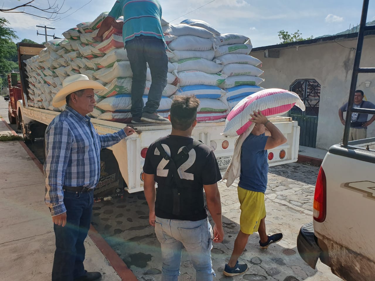 ENTREGA DE FERTILIZANTES EN SAN PABLO HIDALGO.