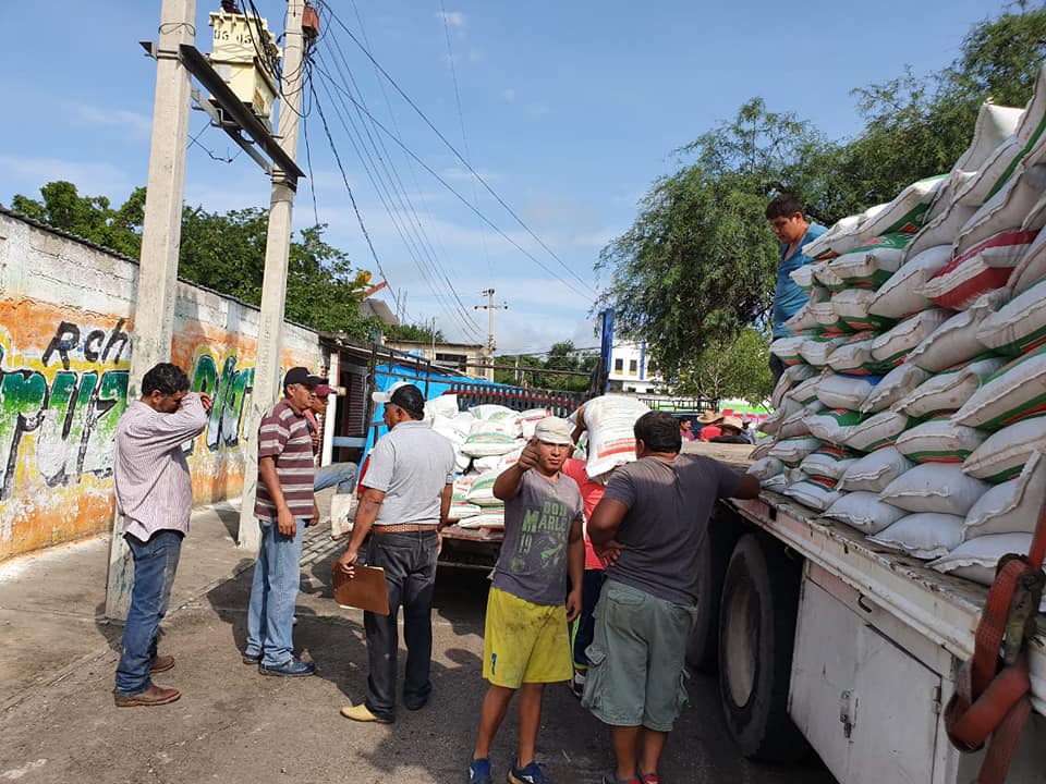 CONTINÚAN CON LA ENTREGA DE FERTILIZANTES A PRODUCTORES DE MAÍZ Y SORGO EN LA COMUNIDAD DE SAN RAFAEL ZARAGOZA.