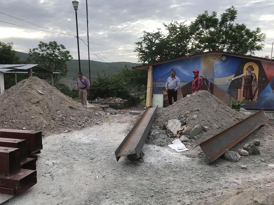 CONTINÚAN LOS TRABAJOS DE LA TECHUMBRE EN LA ESCUELA TELE SECUNDARÍA CARMEN SERDÁN EN ACAMILPA MOR.