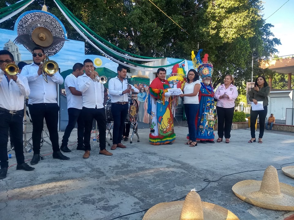 ENTREGA DE RECONOCIMIENTO A LA BANDA 