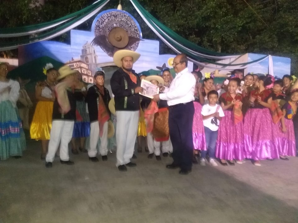 ENTREGA DE RECONOCIMIENTO AL GRUPO DE DANZA 