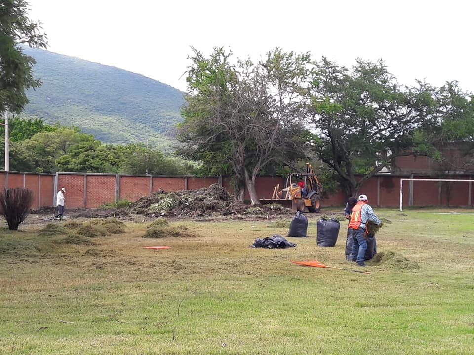 TRABAJOS DE LIMPIEZA GENERAL Y EMPAREJAMIENTO DE TERRENO EN LA SECUNDARIA 