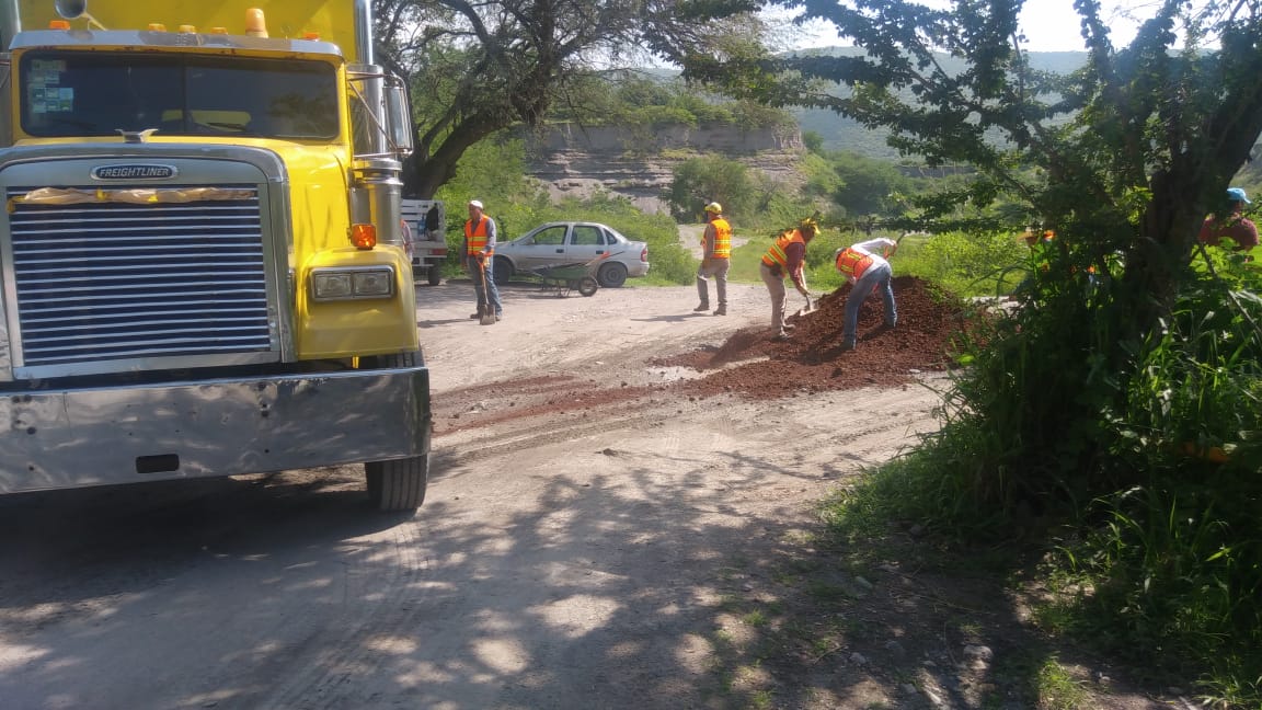 TRABAJOS DE EMEPAREJAMIENTO CON TEZONTLE EN LA CARRETERA ACAMILPA-TEMIMILCINGO.