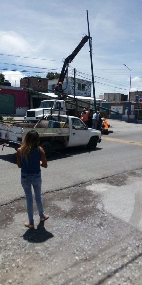 COLOCACIÓN DE 4 POSTES DE ALUMBRADO EN SANTA ROSA 30.