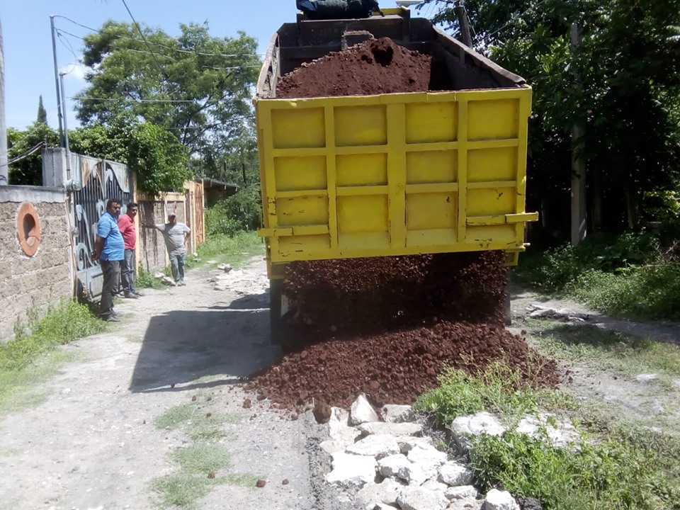 OFICIALIA MAYOR REALIZÓ TRABAJOS DE EMPAREJAMIENTO CON TEZONTLE.