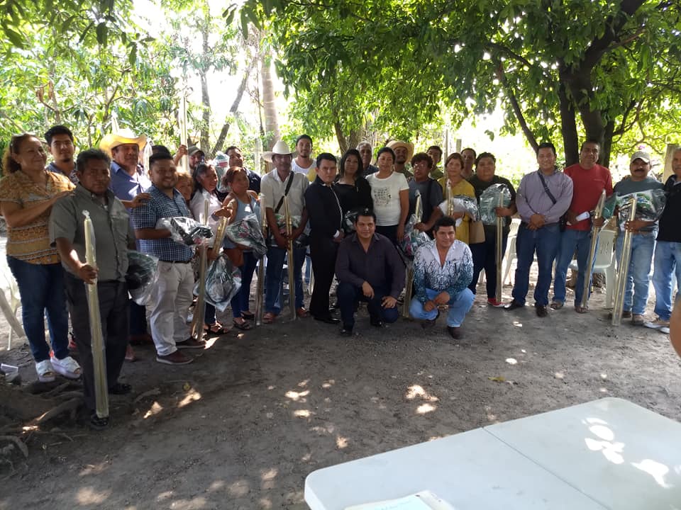 ENTREGA DE APOYOS Y LÁBARO PATRIO A LOS AYUDANTES MUNICIPALES.