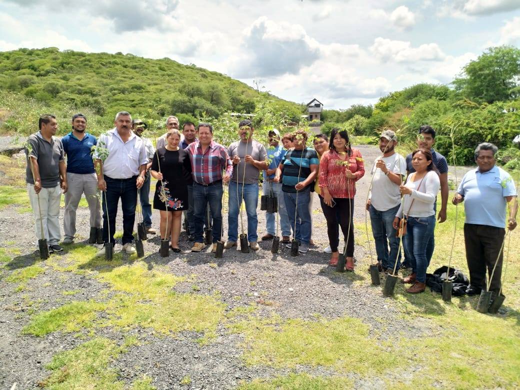 ENTREGA DE ARBOLITOS A LOS 21 AYUDANTES MUNICIPALES DE TLALTIZAPÁN.