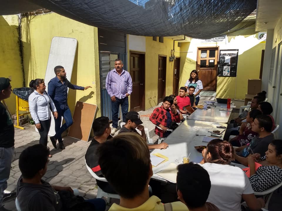 EL PRESIDENTE MUNICIPAL DIÁLOGANDO CON ALUMNOS DEL PROGRAMA EDUCATON TU PREPA DE UN JALON.