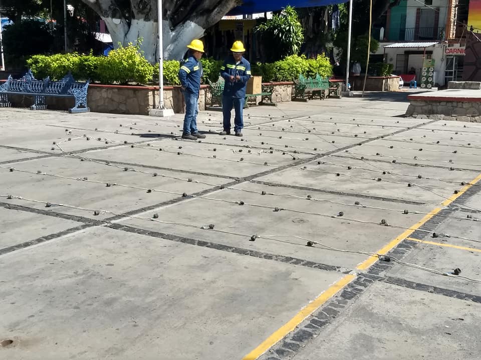 INSTALACIÓN DE GUIRNALDAS PARA ADORNAR CON ILUMINACIÓN EL ZÓCALO PARA EL FESTEJO DE LAS FIESTAS PATRIAS.