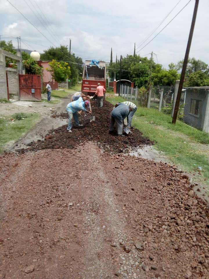 SE REALIZARON TRABAJOS DE EMPAREJAMIENTO EN CAMINOS DE LA COL. BONIFACIO GARCÍA.