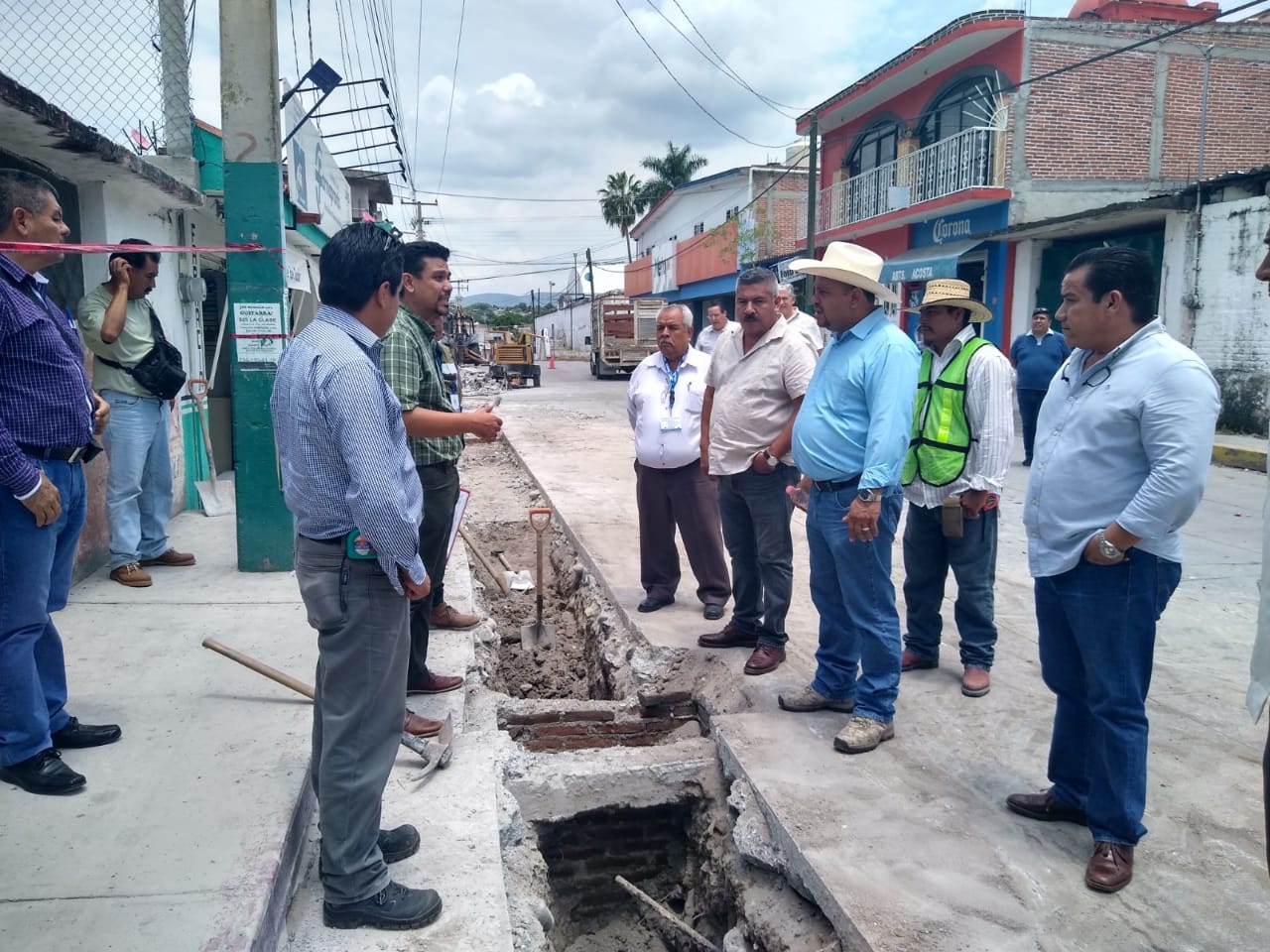 SE REALIZÓ UN RECORRIDO POR LAS CALLES VICENTRE GUERRERO Y ALLENDE DEL MUNICIPIO DE TLALTIZAPÁN EN DONDE SE REALIZARON CAMBIO DE TUBERÍA DE ASBESTO.