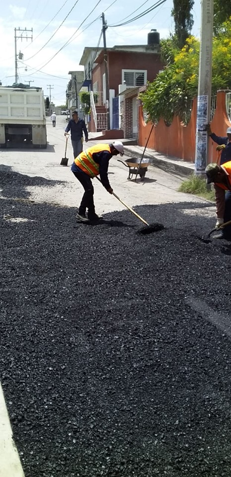 BACHEO ASFÁLTICO Y EMPAREJAMIENTO DE CALLES EN LA COMUNIDAD DE HUATECALCO.