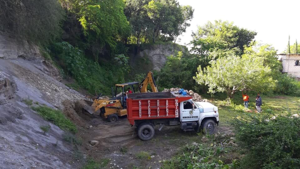 SE LLEVÓ A CABO LIMPIEZA EN LA CALLE FERROCARRIL DE LA COMUNIDAD DE HUATECALCO.