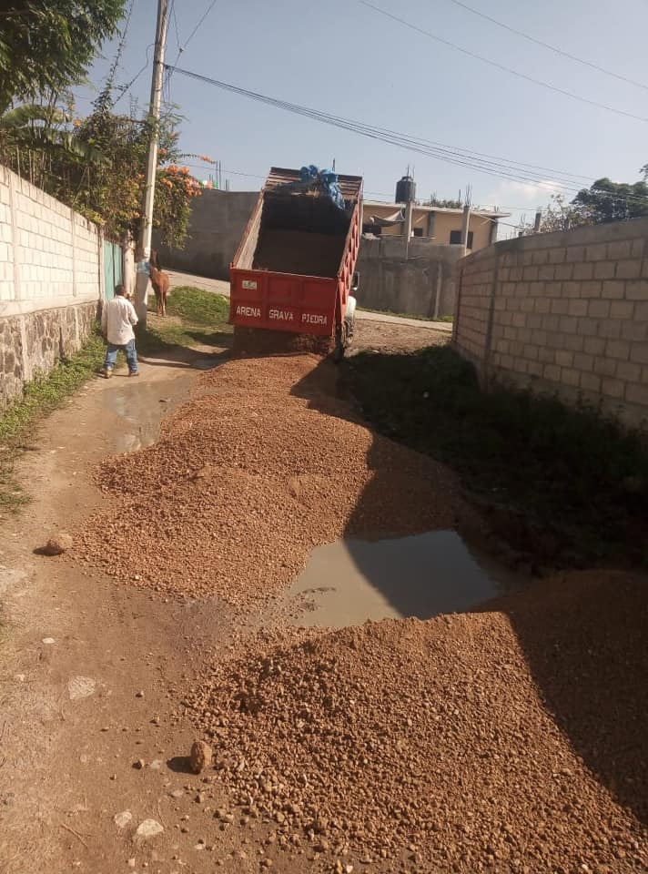 SE REALIZÓ EL EMPAREJAMIENTO CON POLVILLO ROJO EN LA CALLE PRINCIPAL DE BARRANCA HONDA.