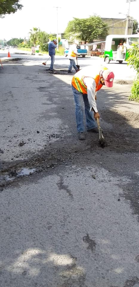 SE REALIZARON TRABAJOS DE BACHEO ASFÁLTICO EN LA COLONIA ZAPATA DE LA COMUNIDAD DE SANTA ROSA TREINTA.