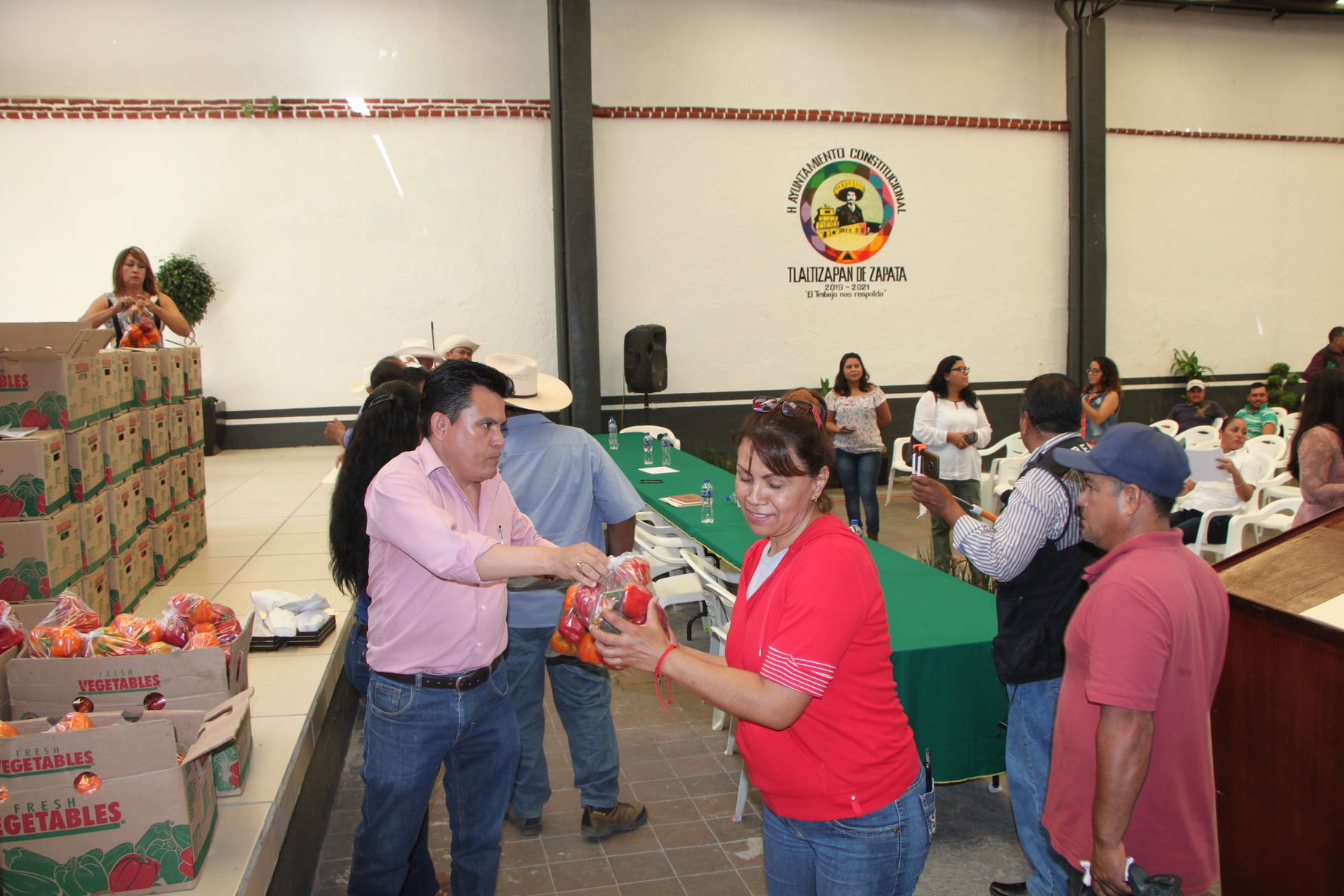 SE LLEVO A CABO LA ENTREGA GRATUITA DE CHILE PIMIENTO MORRÓN, EN EL AUDITORIO MUNICIPAL.