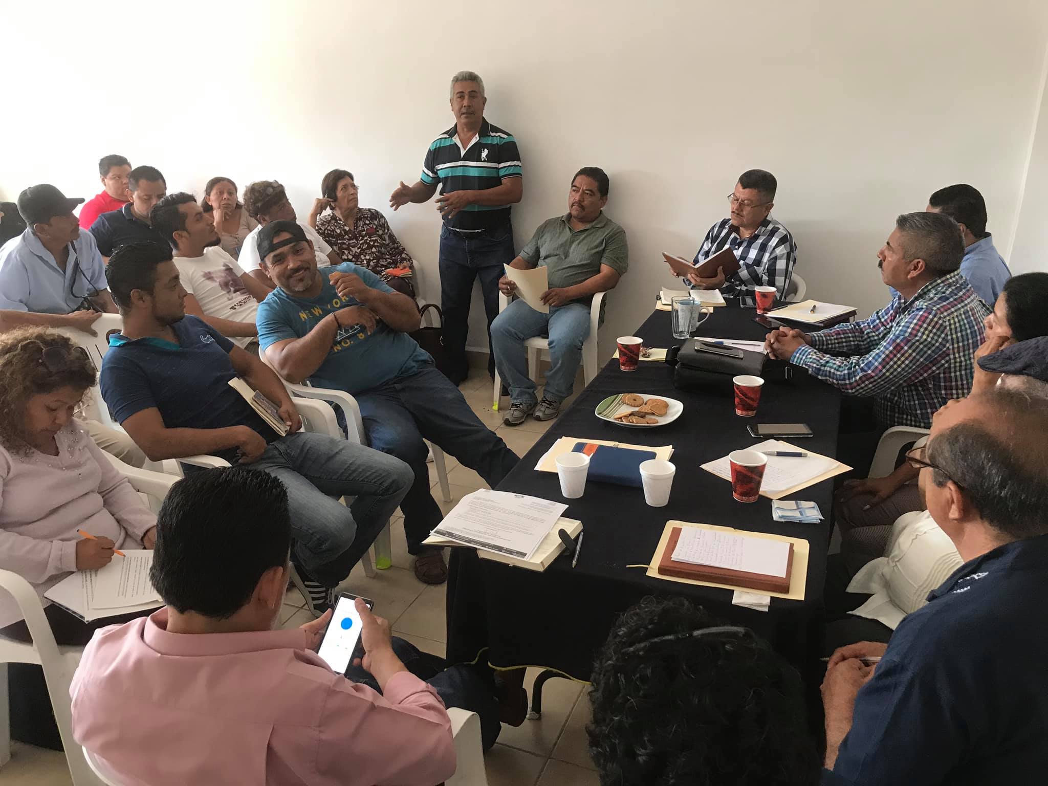 REUNIÓN DE TRABAJO ENTRE EL PRESIDENTE MUNICIPAL Y LOS AYUDANTES MUNICIPALES.