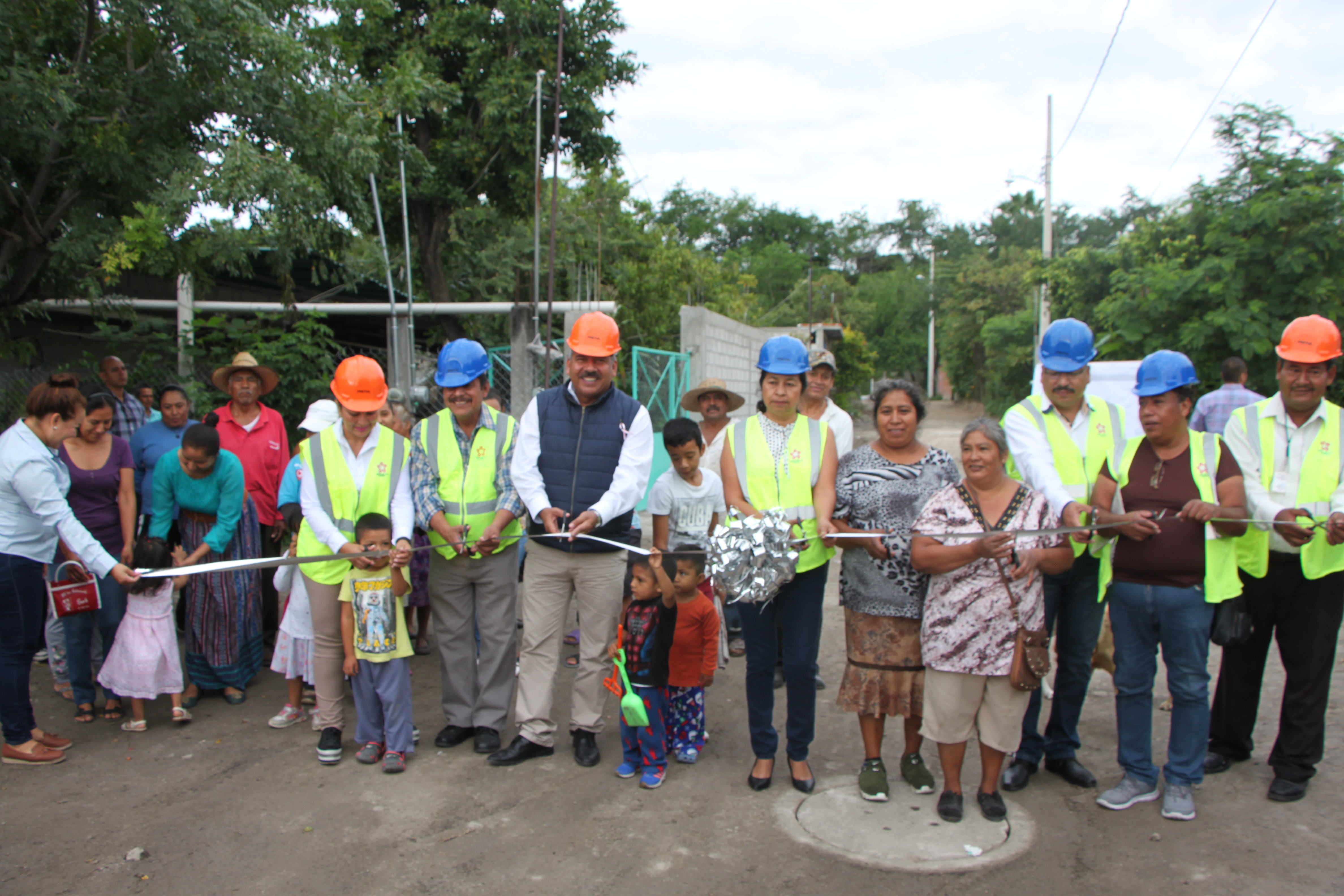 SE REALIZÓ EL CORTE DE LISTÓN DE LA INAUGURACIÓN DE LA OBRA DE CONSTRUCCIÓN DE DRENAJE EN CALLE MINA Y 5 DE MAYO.