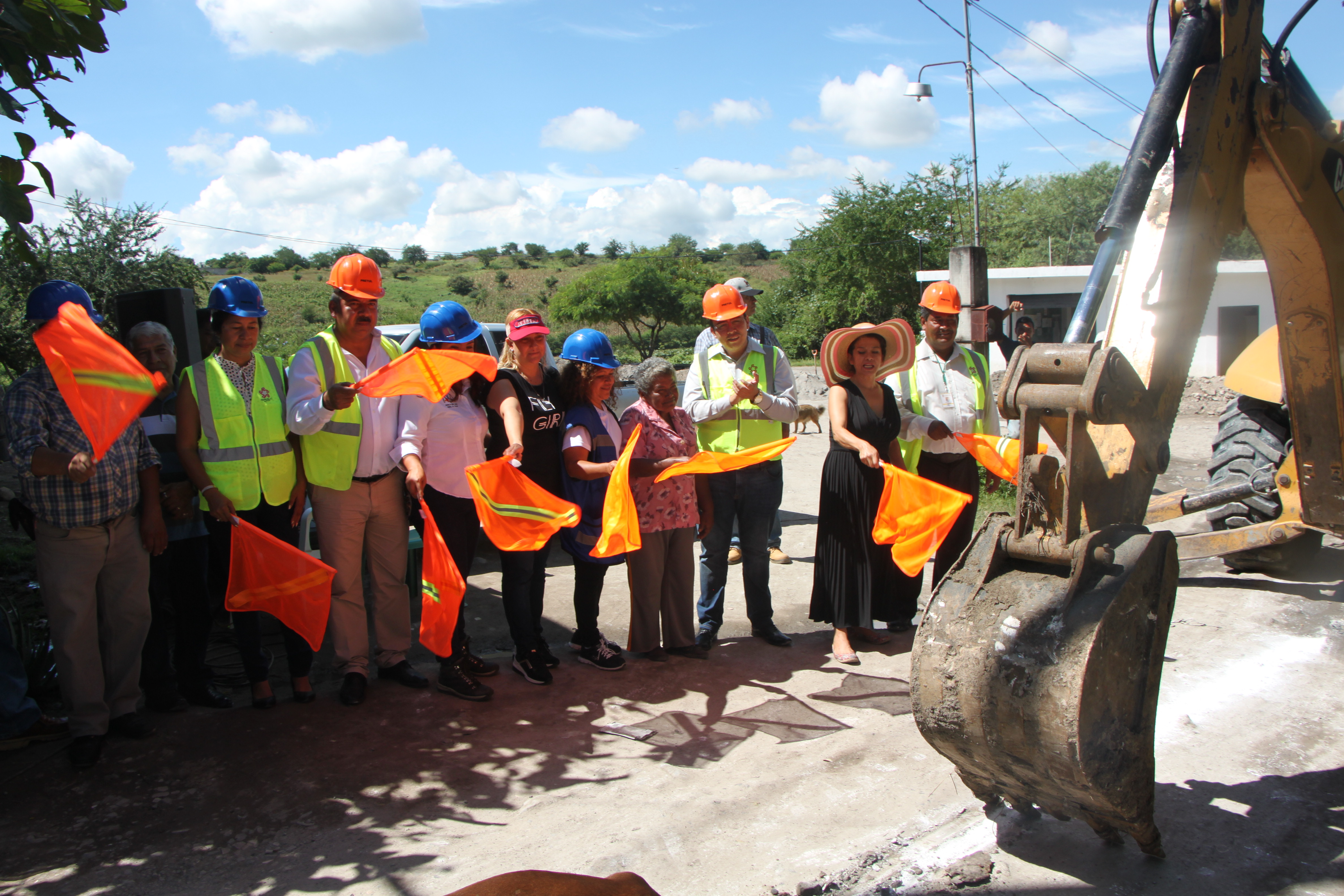 SE DIO EL BANDERAZO DE INICIO DE CONSTRUCCIÓN DE DRENAJE EN CAMINO REAL A XOXOCOTLA EN LA COL. OTILIO MONTAÑO.