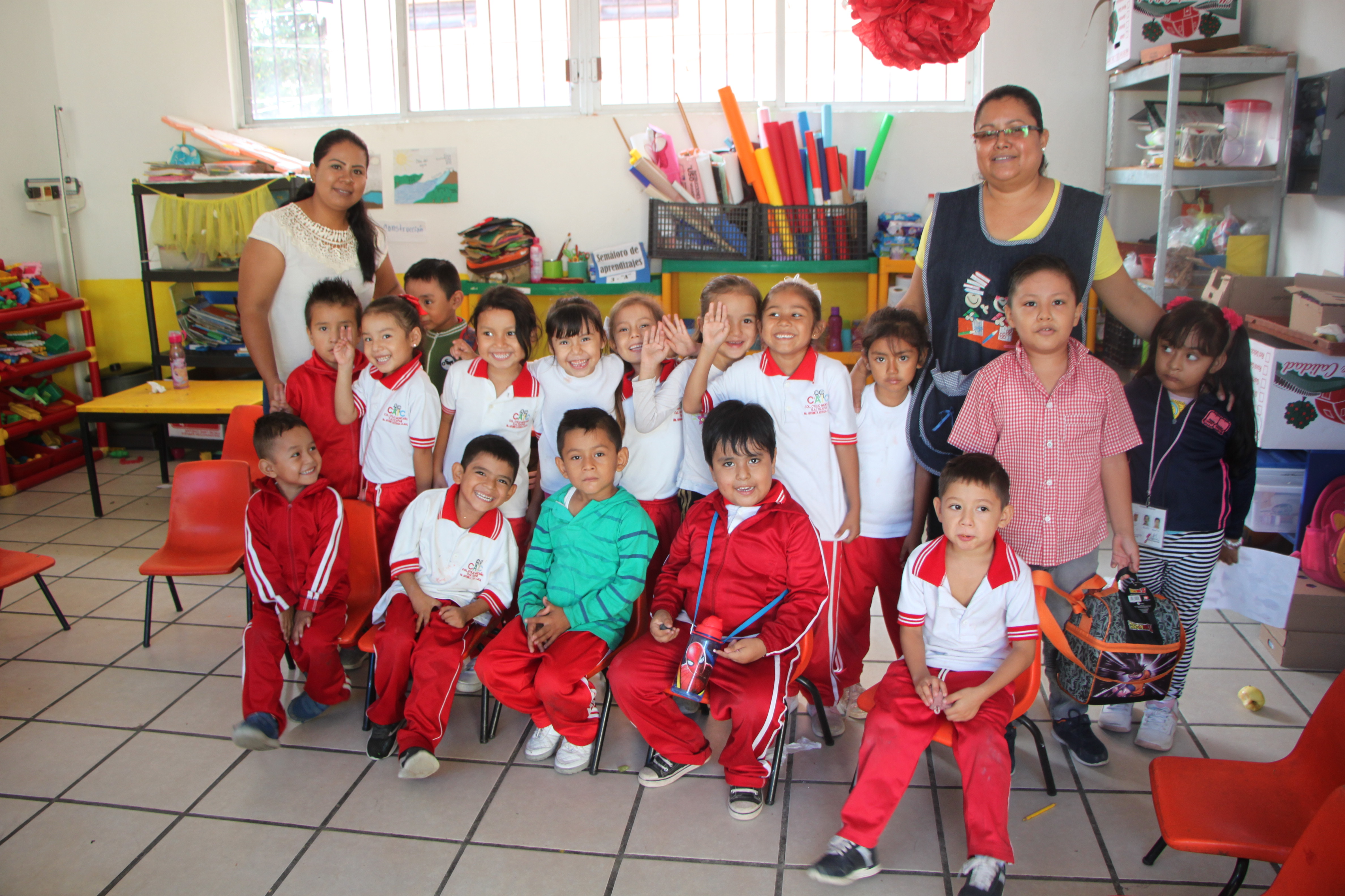 SE ENTREGARON PAQUETES ECOLARES Y JUGUETES DE MADERA A LOS ALUMNOS DEL CAIC DE TICUMÁN.