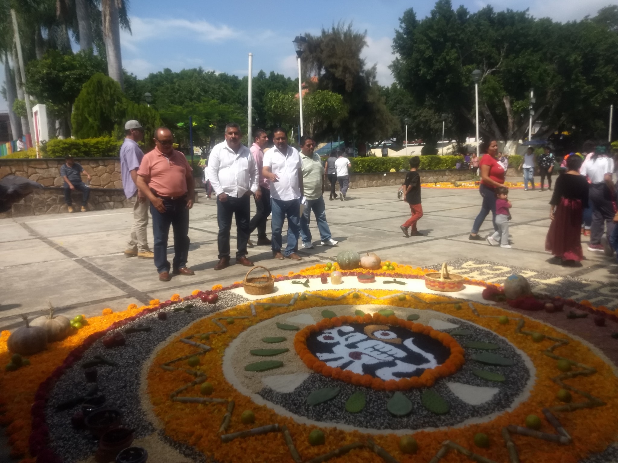 EVENTO DE CONCURSO DE OFRENDAS Y CATRINAS POR PARTE DE LA ESCUELA SOFÍA VAZQUEZ EN EL ZÓCALO MUNICIPAL.