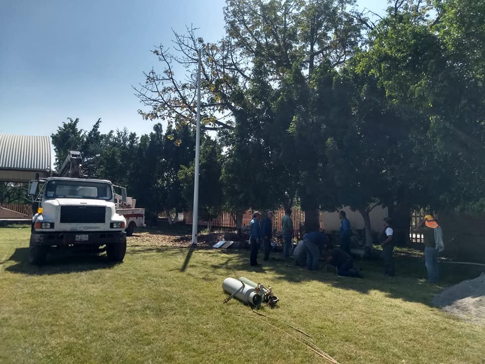 SE LLEVÓ A CABO LA INSTALACIÓN DE TRES PANELES DE ALUMBRADO CON CELDAS SOLARES POR PARTE DE ALUMBRADO PÚBLICO EN LA COMUNIDAD DE TEMILPA VIEJO.