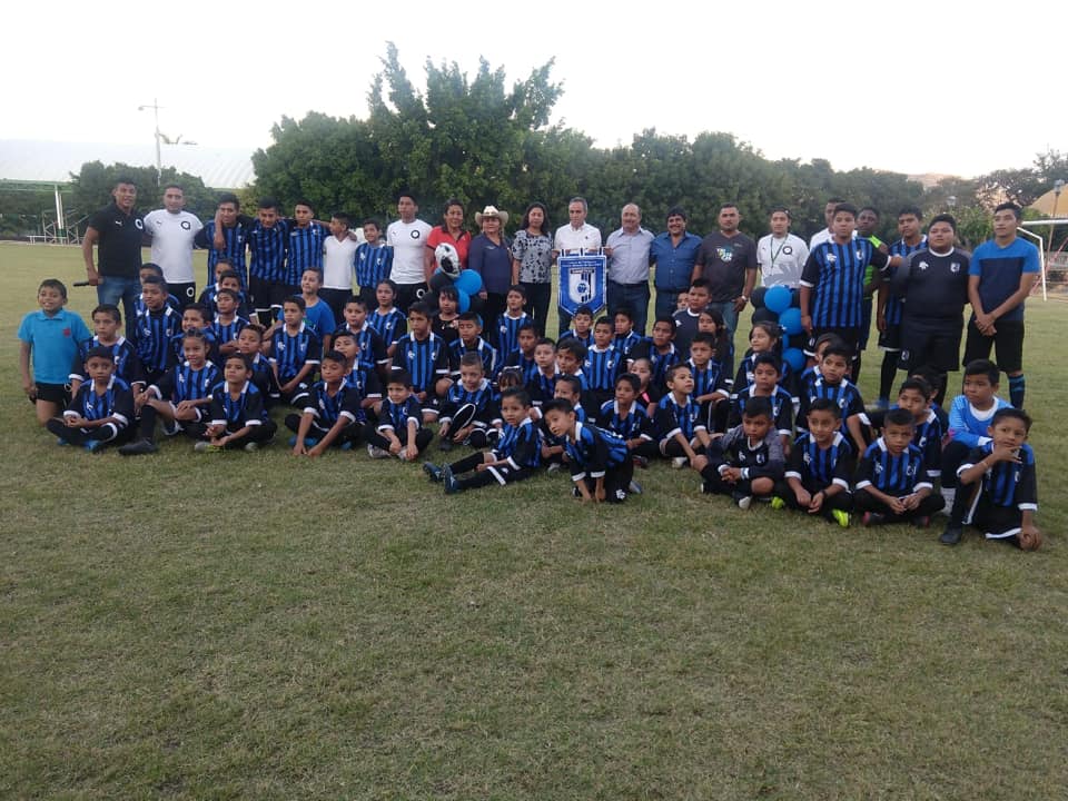 INAUGURACIÓN DE LA ESCUELA DE FÚTBOL “GALLOS BLANCOS DE QUERÉTARO CANTERA MORELOS” EN LA CANCHA DE LA COLONIA BONIFACIO GARCÍA. 