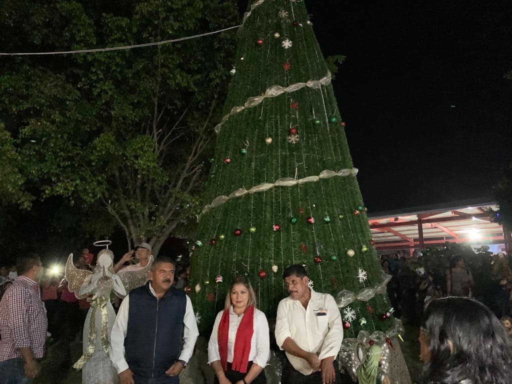 ENCENDIDO DEL ÁRBOL NAVIDEÑO EN LA COMUNIDAD DE SANTA ROSA TREINTA.