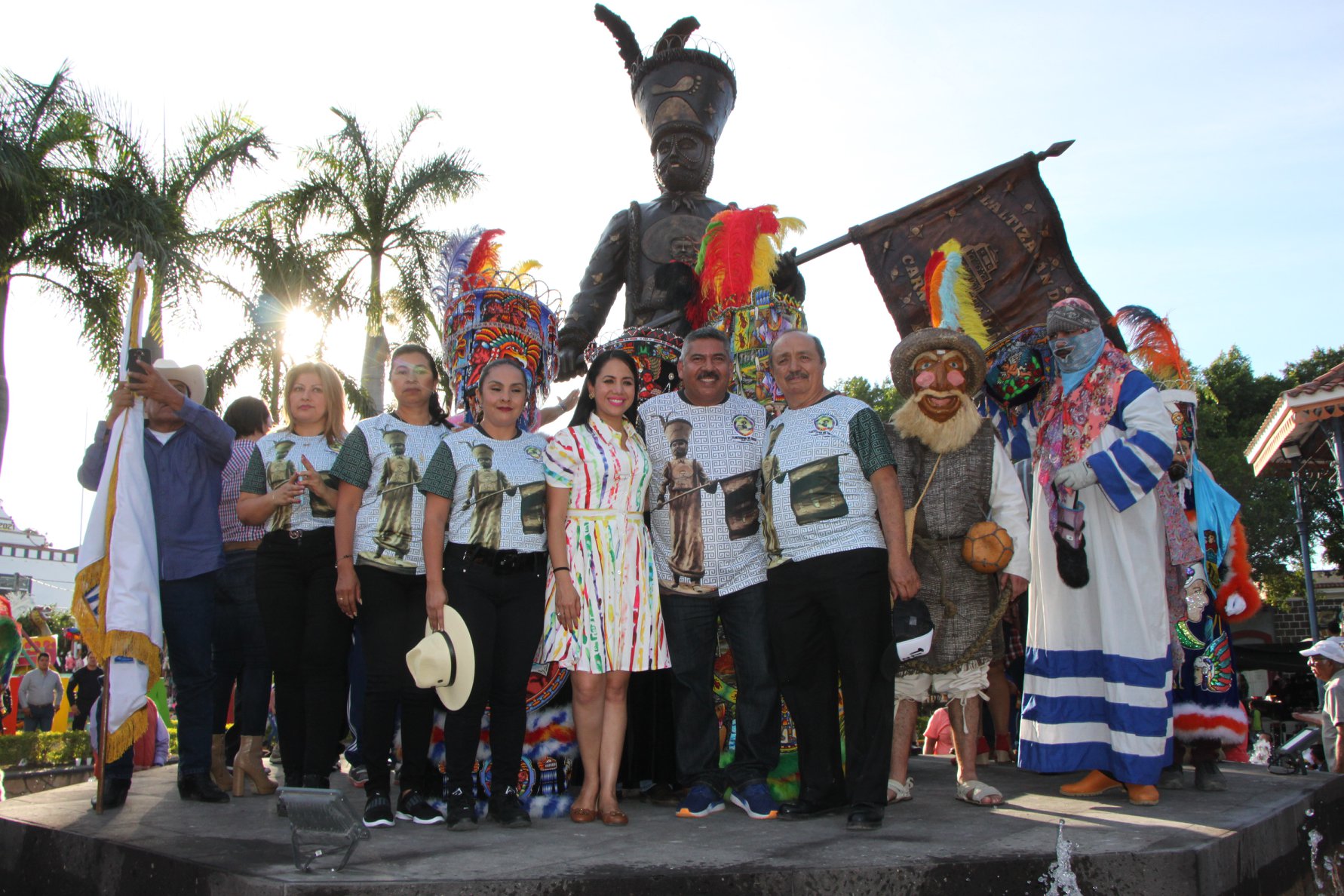 DEVELA EL PRESIDENTE MUNICIPAL, ALFREDO DOMÍNGUEZ MANDUJANDO EL MONUMENTO AL CHÍNELO MAS GRANDE DE MORELOS.