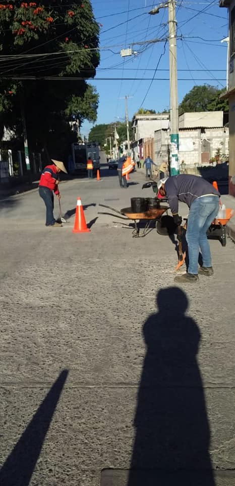 SE LLEVARON A CABO TRABAJOS DE BACHEO ASFÁLTICO EN LA CABECERA MUNICIPAL.