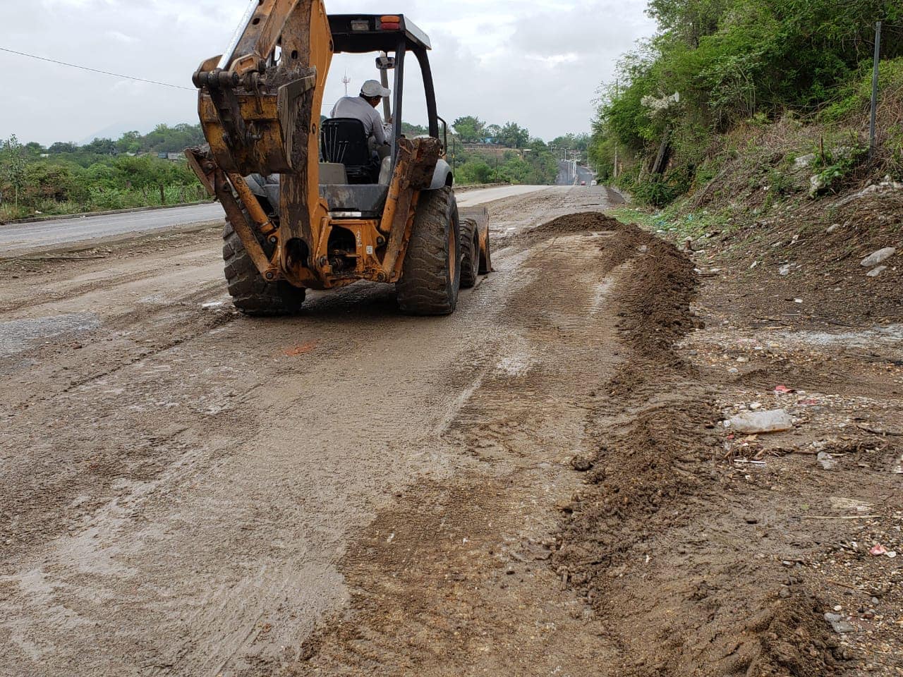 Se realizan trabajos de remoción de tierra por temporada de lluvias.