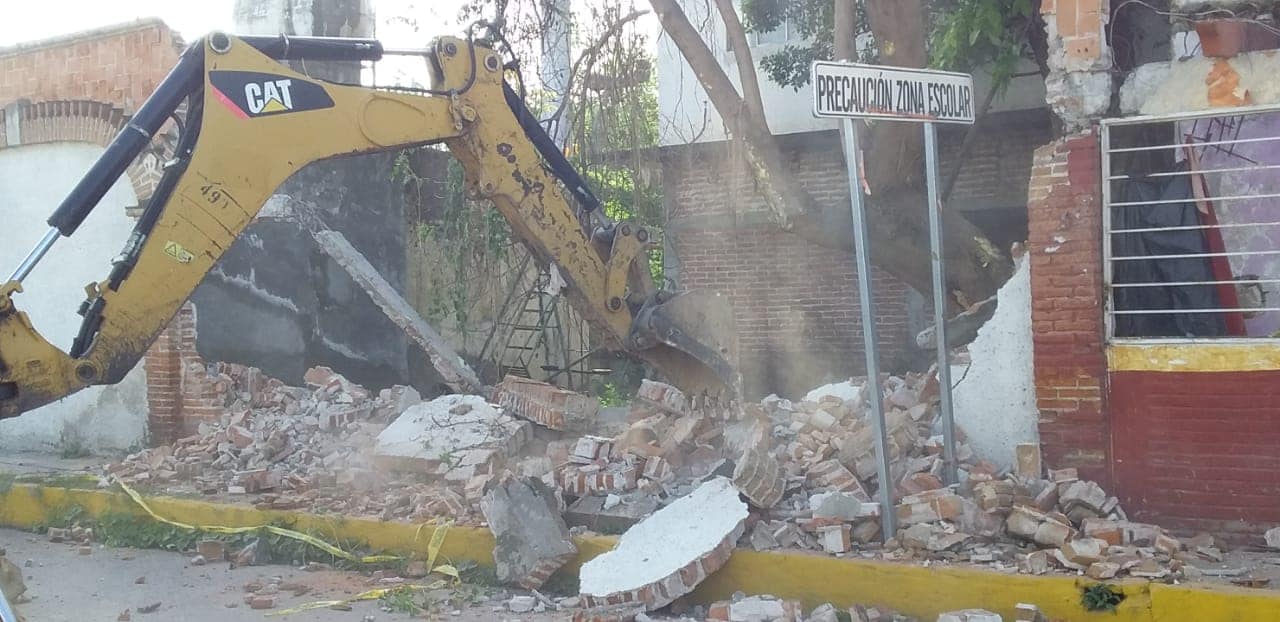 DEMOLICIÓN DE BARDA COLAPSADA POR TEMBLOR.